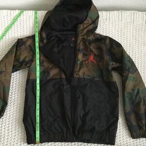 JORDAN WINDBREAKER HOODED JACKET CAMO  WITH POCKETS, SIZE YOUTH MEDIUM.